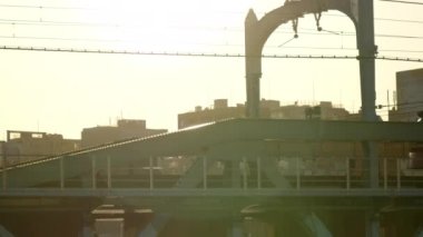 Tokyo 'da arka planda batan bir güneş.