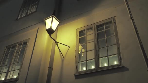 Antigua linterna idílica en la ciudad de Porvoo Finlandia. — Vídeos de Stock