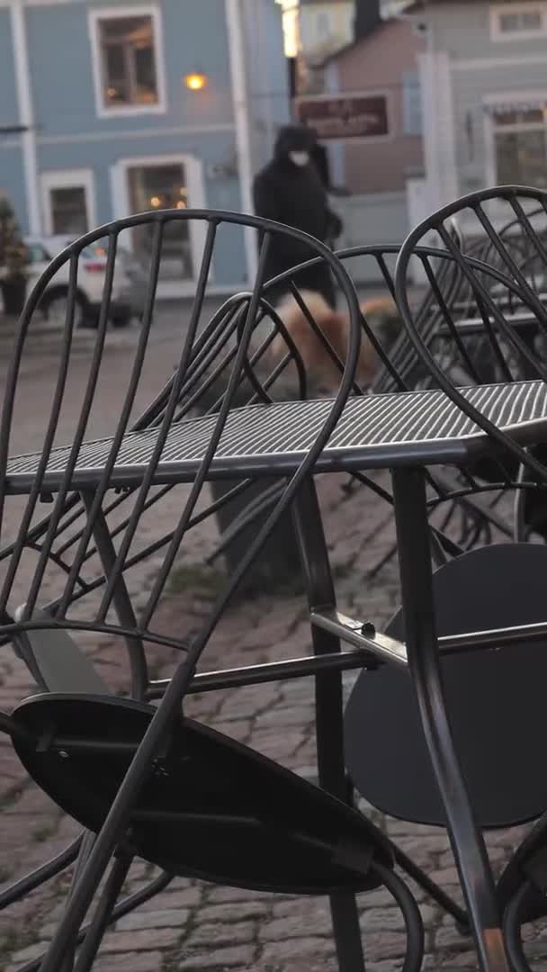 Primo piano di sedie e tavoli nel centro storico di Porvoo Finlandia. — Video Stock