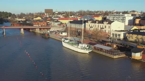 Impresionante toma aérea del río Porvoo y sus alrededores en Finlandia. — Vídeos de Stock