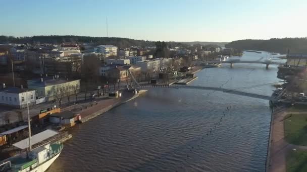 Vackra flygbilder av älven och staden runt den i Borgå Finland. — Stockvideo