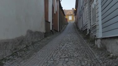 Porvoo Finland 'ın eski bir kasabasında antik bir caddenin muhteşem bir fotoğrafı..