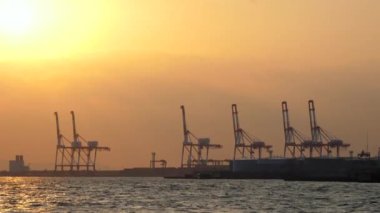 Osaka limanının diğer tarafında sanayi turnaları var.