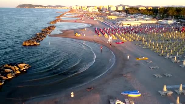 Cadeiras de praia coloridas e comodidades na praia de Rimini, na Itália — Vídeo de Stock