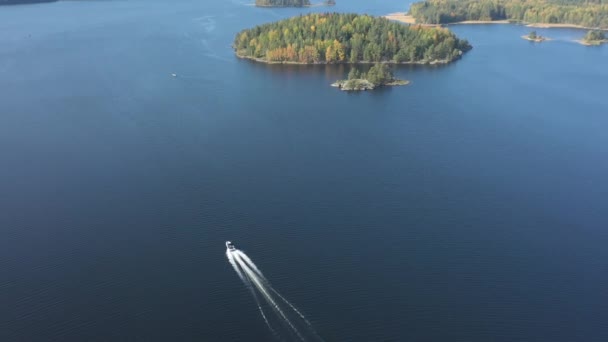 Finlandiya 'daki Saimaa Gölü' nde sürat teknesi. Jeoloji pompalı tüfek. — Stok video