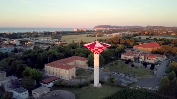 Der hohe Turm in der Mitte des Resorts in Rimini — Stockvideo