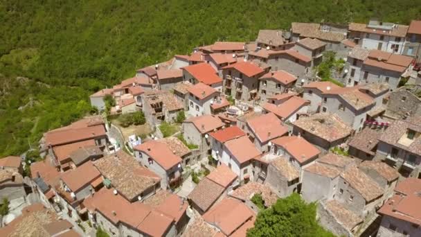 Czerwone dachy białych domów w Petrello Salto Włochy — Wideo stockowe