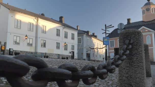 Güneşli bir günde Porvoo Finlandiya 'da belediye binasının güzel bir görüntüsü.. — Stok video