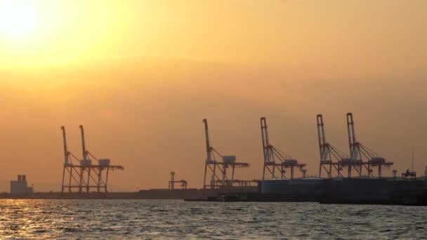 Vysoké průmyslové jeřáby na druhé straně přístavu v Ósace — Stock video
