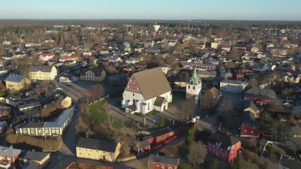 Impresionante toma aérea de la Iglesia Evangélica Luterana en Porvoo. — Vídeo de stock