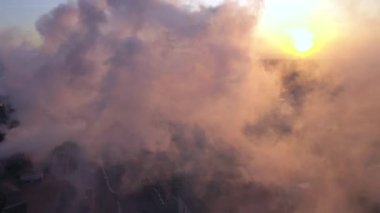 Gökyüzündeki güneş ve İmabet Estonya 'daki duman.