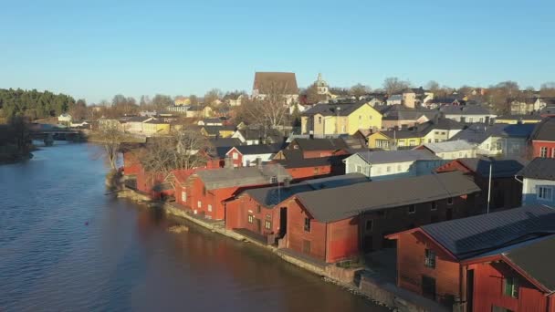 Pemandangan udara dari sisi sungai bersejarah rumah kayu di Porvoo Finlandia. — Stok Video