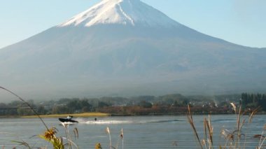 Japonya 'daki Fuji Dağı' nın beyaz karlı ucu.