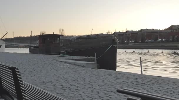 Hermosa vista a orillas del río en la ciudad de Porvoo Finlandia. — Vídeos de Stock