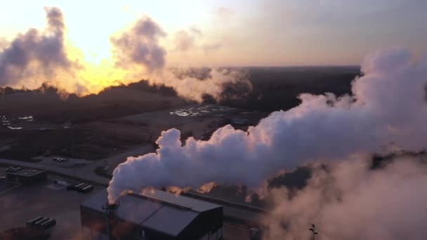 Il fumo bianco denso che fuoriesce dalle tubature in Imavere Estonia — Video Stock