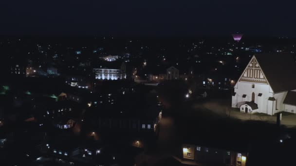 Levé aérien nocturne de l "église évangélique luthérienne de Porvoo. — Video