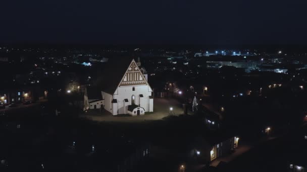 Drone nocturne de l'église évangélique luthérienne de Porvoo Finlande. — Video