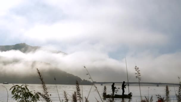 De zee van de bewolking in de lucht in Lake Kawaguchi nabij de berg Fuji in Japan — Stockvideo