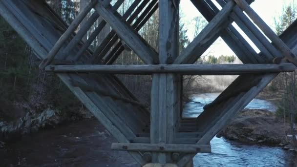 Bližší letecký záběr dřevěného mostu přes řeku. — Stock video