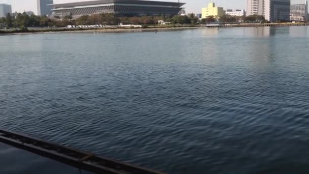 El gran río en la ciudad donde el edificio del Tokyo Aquatics Center — Vídeos de Stock