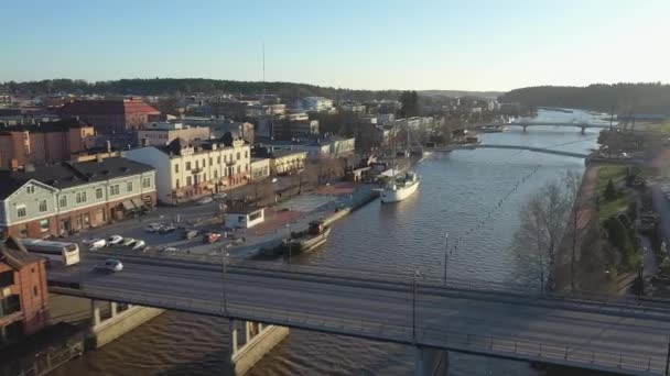Tembakan pesawat tak berawak yang mengagumkan dari sisi sungai arsitektur dan jembatan di Porvoo Finlandia. — Stok Video