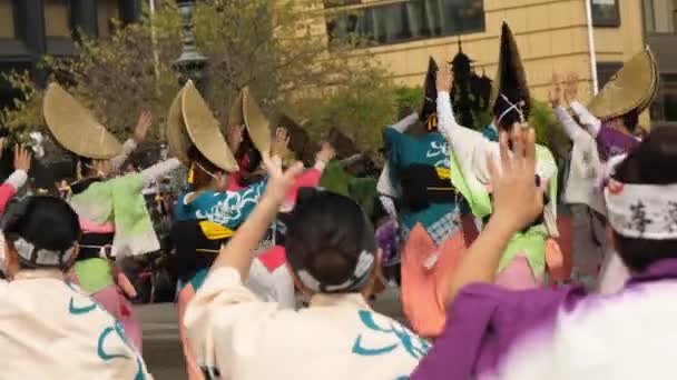 Japonais dansant dans leur danse nationale dans les rues — Video