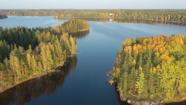 맑은 날에는 거대 한 사이 마 호수의 푸른 물 이 드문다. 지질학적으로 4k — 비디오