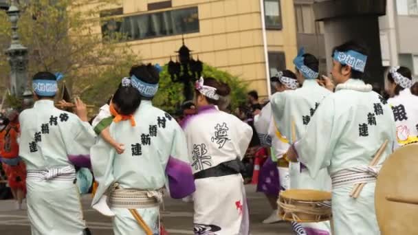 Japanische Männer tragen Kimonos und schlagen auf die Trommeln — Stockvideo