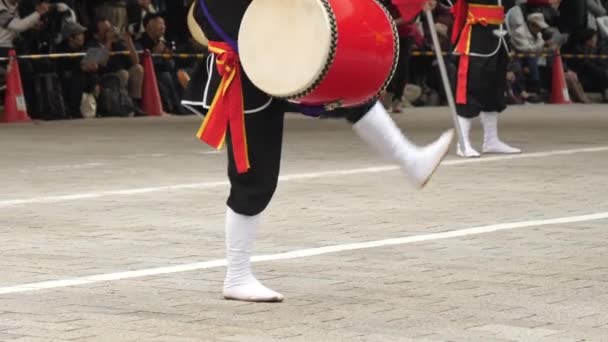 Bliższe spojrzenie białego buta człowieka w Nihonbashi-Kyobashi Matsuri festiwalu w Tokio Japonia — Wideo stockowe