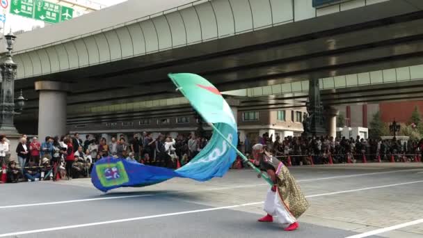 Большой зеленый флаг, размахивающий на фестивале Nihonbashi-Kyobashi Matsuri в Токио — стоковое видео