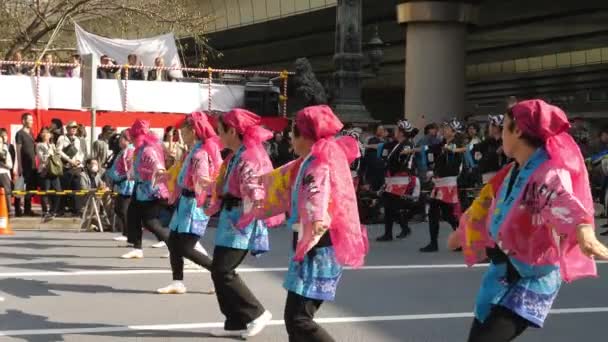 Alte Damen tanzen auf der Hitze der Sonne während des Festivals in Tokio Japan — Stockvideo