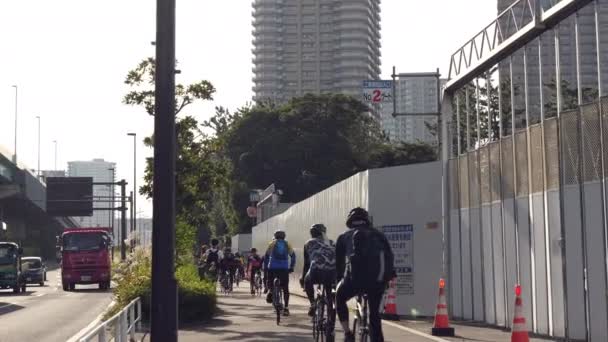 Pohled na cyklisty na kraji silnice — Stock video