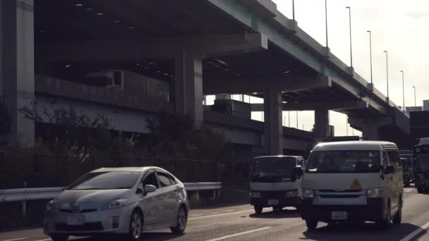 Pohled na hlavní silnici se spoustou osobních a nákladních automobilů — Stock video