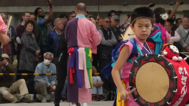 Een jong kind met de grote trommel in het festival in Tokio Japan — Stockvideo