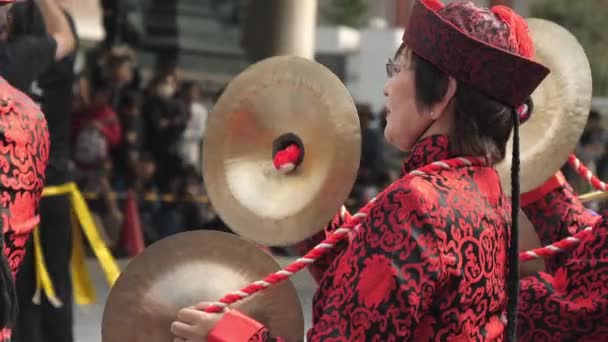 Een dame draagt een rode glanzende kimono tijdens het festival in Tokyo Japan — Stockvideo