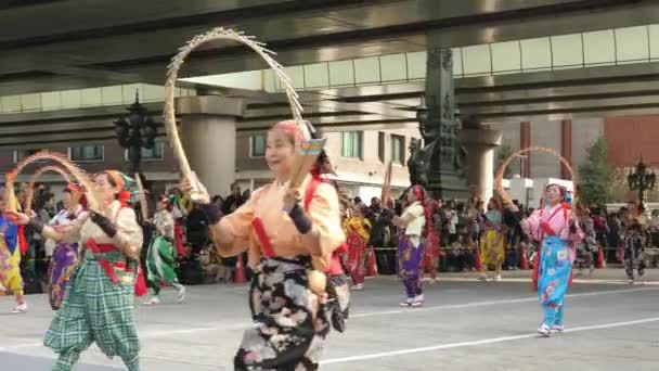 Oude dames wandelen op straat tijdens het festival in Tokyo Japan — Stockvideo