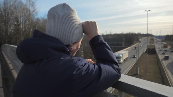 Літня жінка середнього віку так сумно думає на мості у Вантаа Фінляндія.. — стокове відео