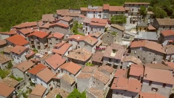 As pequenas casas brancas com telhados vermelhos em Petrello Salto — Vídeo de Stock