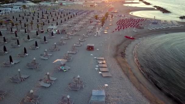 Tische, Stühle und Sonnenschirme am Strand von Rimini in Italien — Stockvideo