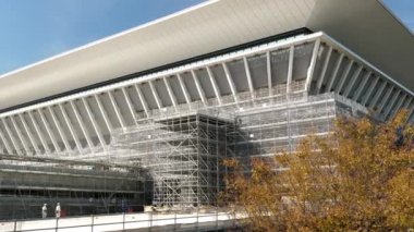 Bir sürü iskelesi olan büyük Tokyo Sucul Merkezi manzarası.