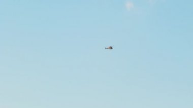 Japonya Osaka 'da havada uçan bir helikopter.