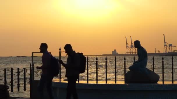 Twee buitenlanders lopen aan de kant van de Osaka haven in Japan — Stockvideo