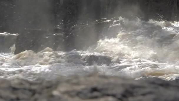 Geweldig schot van een krachtige rivier spetterend over rotsen op een zonnige dag. — Stockvideo