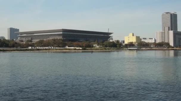 La vista del grande fiume dove si trova il Tokyo Aquatics Center — Video Stock