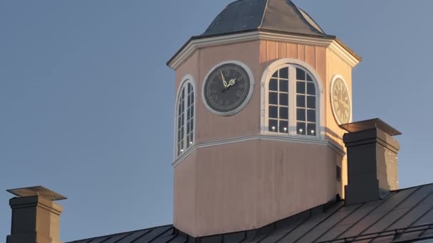 Nahaufnahme einer großen Uhr in der alten Altstadt von Porvoo Finnland. — Stockvideo