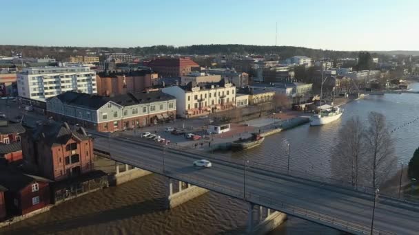 Drohnenschuss der fahrenden Fahrzeuge, die die Brücke in Porvoo überqueren. — Stockvideo