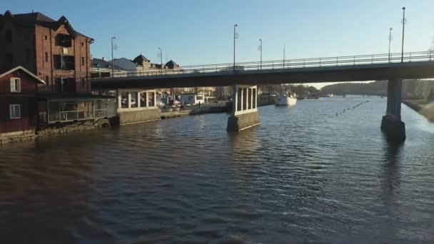 Köprünün Porvoo Finlandiya 'dan geçen arabalarla çekilmiş insansız hava aracı görüntüleri.. — Stok video