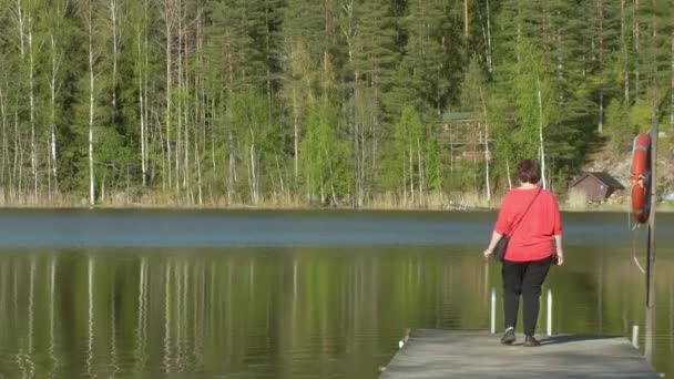 Belle photo d'une dame s'étirant sur un pont flottant. — Video