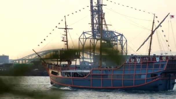 Το μεγάλο μπλε επιβατηγό πλοίο με τους ανθρώπους μέσα στο λιμάνι της Οσάκα στην Ιαπωνία — Αρχείο Βίντεο