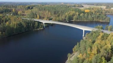 Finlandiya 'daki Saimaa Gölü' nün mavi sularındaki uzun köprü. Jeoloji pompalı tüfeği.
